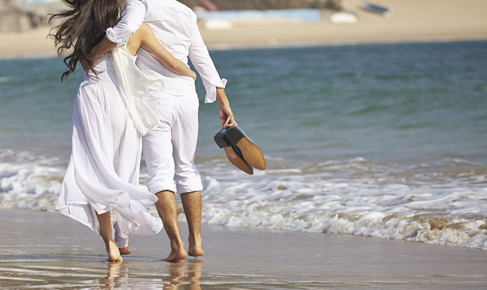 Couple walking on the beach barefoot Delaware Podiatric Medicine - the foot specialists